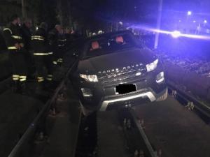 O şoferiță româncă a condus în Italia pe contrasens şi a rămas înţepenită cu SUV-ul pe șinele tramvaiului