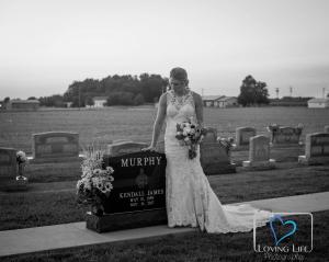 O mireasă plânge la mormântul logodnicului, în ziua în care ar fi trebuit să se căsătorească