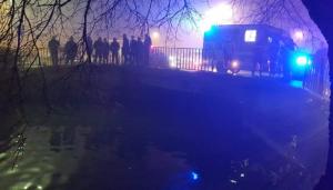 Accident teribil în Târgu Mureş. Maşina unor tineri, dintre care două fete de 13 şi 19 ani, a plonjat în apă. Şoferul, în stare critică