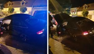 Un șofer din Caransebeș a distrus două case și s-a oprit cu bolidul într-un șanț