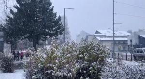 Ninge ca-n poveşti la munte, temperaturile au scăzut până aproape de pragul de îngheţ (Video)