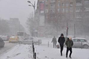 Alertă meteo ANM. Urmează trei zile de lapoviţă şi ninsori. Meteorologii anunţă fulguieli şi în Bucureşti