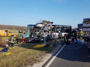 Două autobuze şcolare s-au făcut praf, într-un accident cu 40 de victime, majoritatea copii, în Germania