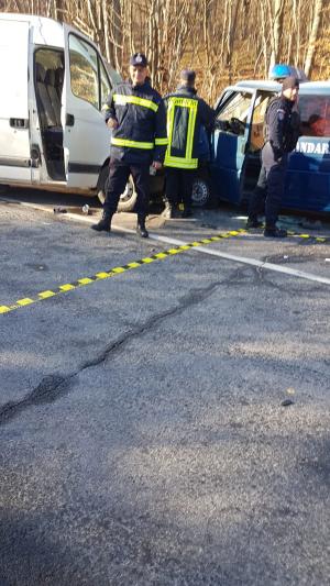 Accident grav în Covasna, dubă cu jandarmi spulberată de un microbuz care a intrat pe contrasens, 7 răniţi grav, toţi jandarmi