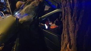 Un tânăr şofer din Iaşi rămas încarcerat după un accident trimitea mesaje de pe telefon, în timp ce pompierii se luptau să îl salveze