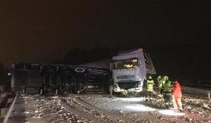 Accident grav cu trei TIR-uri, unul românesc, în Austria. Zăpada pe şosea avea 25 de centimetri