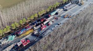 9 şoferi de TIR au murit într-un accident cu 28 de camioane implicate, pe o autostradă din China