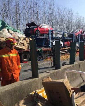 9 şoferi de TIR au murit într-un accident cu 28 de camioane implicate, pe o autostradă din China