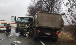 Un şofer de camion încarcerat, după un accident cu un autoturism, la Arad. Cabina s-a întors pe şosea