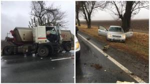 Un şofer de camion încarcerat, după un accident cu un autoturism, la Arad. Cabina s-a întors pe şosea
