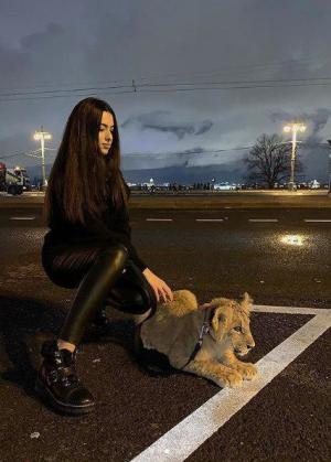 Fiica unui milionar rus provoacă scandal cu o ședință foto extravagantă cu un pui de leu și o mașină de poliție