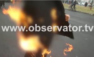 Un preot şi-a dat foc în faţa Catedralei Neamului! Atenţie, imagini cu puternic impact emoţional (Video)