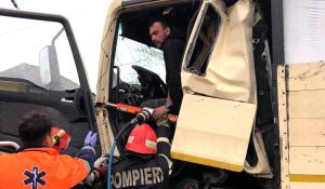 Şofer de TIR cu picioarele strivite în propria cabină după un accident în Simeria