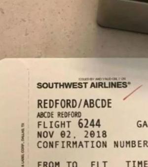 O mamă acuză angajata unei companii aeriene că și-a bătut joc de fetița ei de 5 ani după ce a aflat cum o cheamă