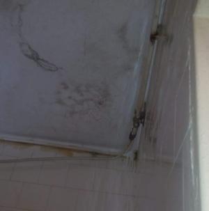 Imagini terifiante la Spitalul Județean din Craiova. Pereți plini cu mucegai, uși și dulapuri ruginite în secția de Oftalmologie