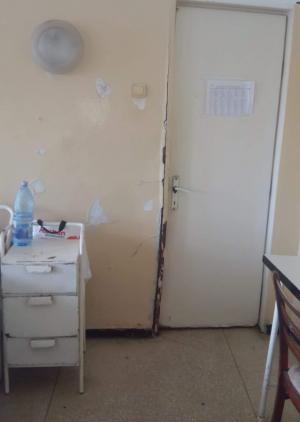 Imagini terifiante la Spitalul Județean din Craiova. Pereți plini cu mucegai, uși și dulapuri ruginite în secția de Oftalmologie