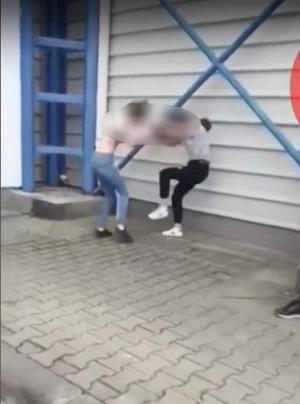 Fata de 15 ani snopită în autogara Năsăud, protagonista altor imagini violente. Adolescenta se bate în curtea unei școli (Video)
