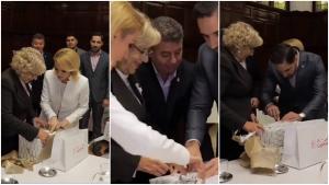 Momente penibile pentru Firea în Spania! 5 oameni s-au chinuit să scoată dintr-o cutie un cadou pentru primarul Madridului (Video)