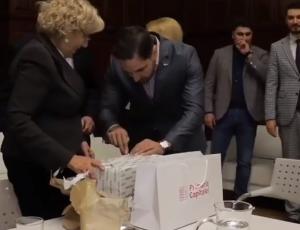 Momente penibile pentru Firea în Spania! 5 oameni s-au chinuit să scoată dintr-o cutie un cadou pentru primarul Madridului (Video)