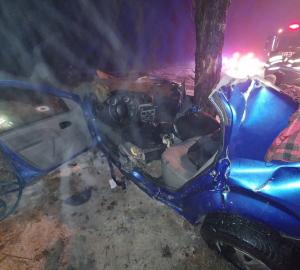 Primele imagini de la accidentul din Bacău, unde o maşină s-a rupt în două şi un om a murit pe loc
