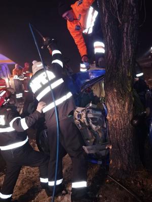 Primele imagini de la accidentul din Bacău, unde o maşină s-a rupt în două şi un om a murit pe loc