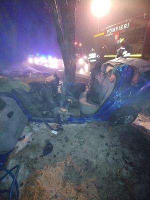 Şoferul mort în accidentul teribil de la Bacău avea permis de 4 luni şi a rupt Logan-ul în două, de un copac