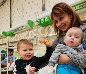 O mamă și-a abandonat cei doi băieți, unul de 7 luni, celălalt de un an și jumătate, în fața Spitalului Județean Alexandria