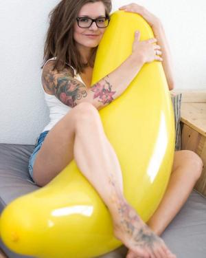 O femeie din Germania se iubește cu baloane gonflabile: "Partea tare e că pot bubui oricând"