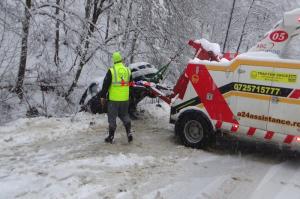 Un BMW s-a prăbușit într-o răpă de 15 metri, în Caraș-Severin. Șoferul a pierdut controlul într-o curbă (Video)