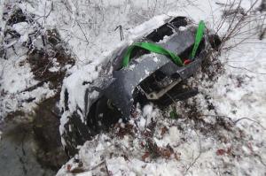 Un BMW s-a prăbușit într-o răpă de 15 metri, în Caraș-Severin. Șoferul a pierdut controlul într-o curbă (Video)