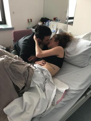 O mamă își sărută fiica născută prematur, în ultimele ei clipe de viață
