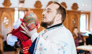 Un preot din Constanţa şi-a dat haina de pe el unei familii nevoiaşe: 'Dacă munceşte, trebuie să fie sănătos'