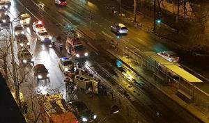 Accident grav în Bucuresti. Un şofer s-a răsturnat cu maşina pe linia de tramvai