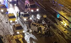 Accident grav în Bucuresti. Un şofer s-a răsturnat cu maşina pe linia de tramvai