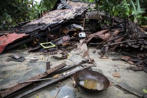 Indonezia îşi caută supravieţuitorii în urma tsunamiului devastator. 280 de oameni şi-au pierdut viaţa, alţi 1000 sunt răniţi