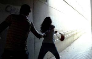Atac rasist în Italia. O tânără româncă a fost bătută şi înjurată în plină stradă. Vorbea la telefon în română cu mama ei