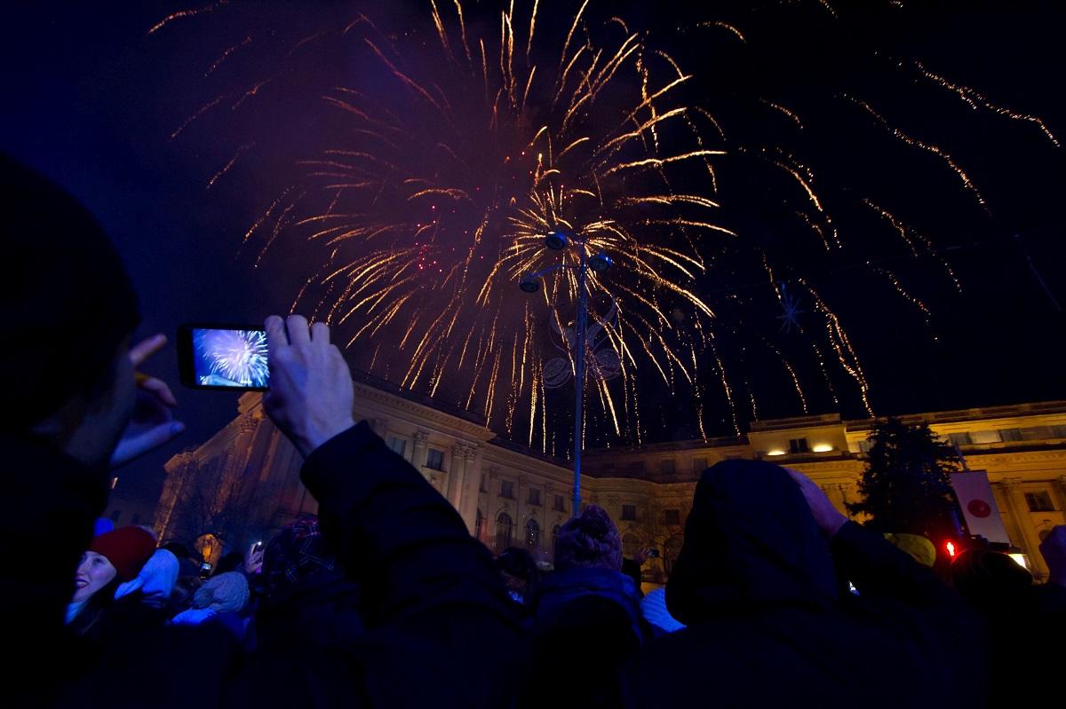 Revelion Bucuresti Atb Vine In PiaÅ£a ConstituÅ£iei ParaziÅ£ii In Titan