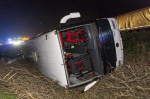 Un TIR românesc a intrat în plin într-un autocar, în Ungaria. Imagini teribile de la locul accidentului