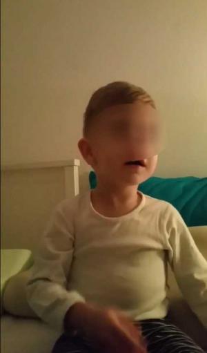 Băiețel de trei ani din Focșani, traumatizat de educatoare. Femeia l-a strâns de gât și de organul genital pentru că nu-și făcea nevoile