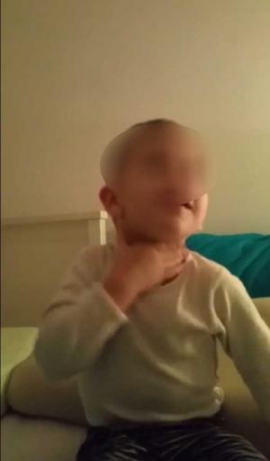 Băiețel de trei ani din Focșani, traumatizat de educatoare. Femeia l-a strâns de gât și de organul genital pentru că nu-și făcea nevoile