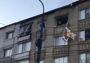 Scene dramatice la Bistrița! Un bărbat s-a aruncat de la etajul 4 al unui bloc, la scurt timp o explozie i-a distrus apartamentul