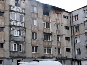 Militarul care s-a aruncat de la etajul 4, în Bistrița, a vrut să-și ucidă soția și pe fiica acesteia. Femeia e polițistă (Video)