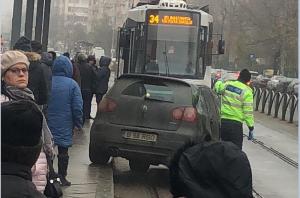Tânăr spulberat de un şofer pe linia de tramvai, pe Șoseaua Ștefan cel Mare. Circulaţia este blocată