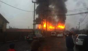 Incendiu urmat de explozii la o fabrică din Reghin plină cu tuburi de oxigen, azot sau CO2