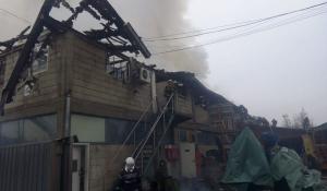 Incendiu urmat de explozii la o fabrică din Reghin plină cu tuburi de oxigen, azot sau CO2