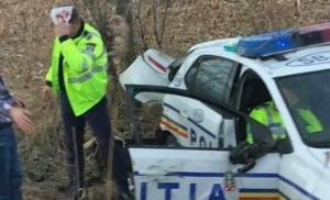 Doi poliţişti răniţi într-un accident în Sibiu. Maşina lor a ajuns în şanţ, lovită de alt autoturism