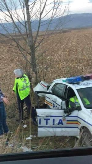 Doi poliţişti răniţi într-un accident în Sibiu. Maşina lor a ajuns în şanţ, lovită de alt autoturism
