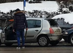 Scandal cu bâte de baseball în trafic la Botoșani. Un cocalar cu BMW a distrus o mașină cu pumnii după o șicană în trafic (Video)