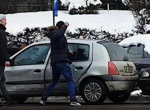 Scandal cu bâte de baseball în trafic la Botoșani. Un cocalar cu BMW a distrus o mașină cu pumnii după o șicană în trafic (Video)