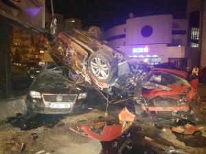 Accident fără precedent în Constanţa! Şoferiţa unui Audi a distrus într-o clipă zece maşini şi a pus la pământ un stâlp de electricitate (Video + Foto)